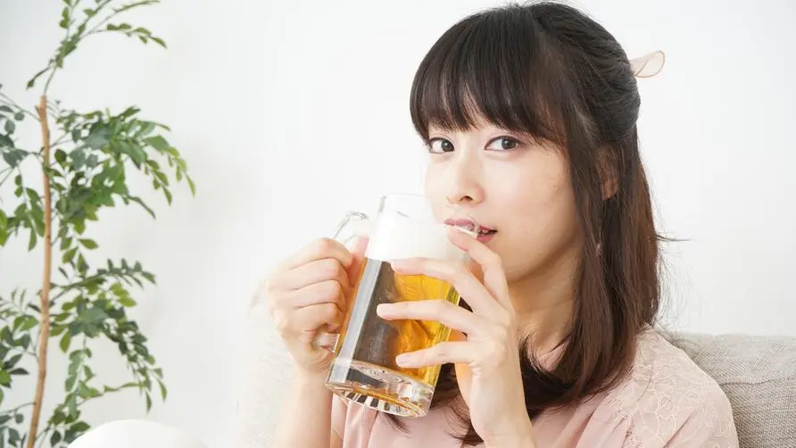 Beauty trick "Beer on face" can tighten pores and whiten skin? Did you know that alcohol can damage your skin?