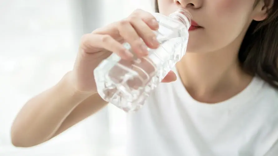 Does drinking bottled water keep boys from growing up and girls from having premature puberty? Poison expert: Do not reuse PET bottles!