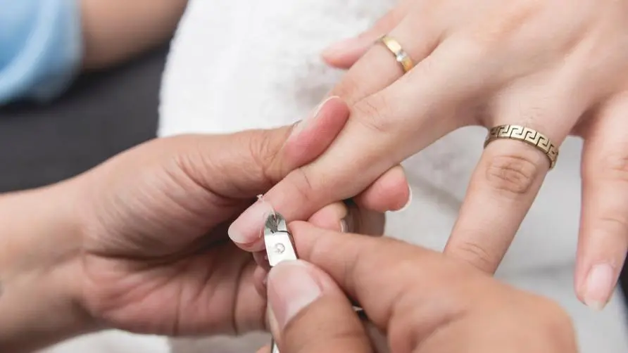 Don't bite your nail barbs! His wound was inflamed and his fingers were "swollen like meatballs". Doctors taught 4 emergency treatment methods