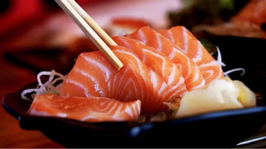 Enjoy eating sashimi that comes with parasites! A gastroenterologist is shocked: Even stomach acid can't kill it