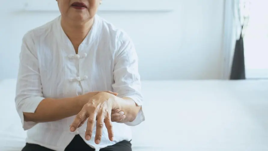 Are your hands shaking and your shoulders stiff? How to distinguish Parkinson\'s disease from stroke or frozen shoulder? The doctor teaches a trick to identify signs