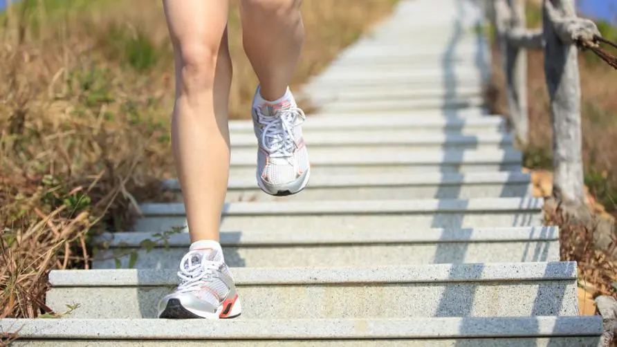 Is it less harmful to the knees to walk downhill? Doctors are slapped in the face by 2 studies: you are more likely to fall and fracture