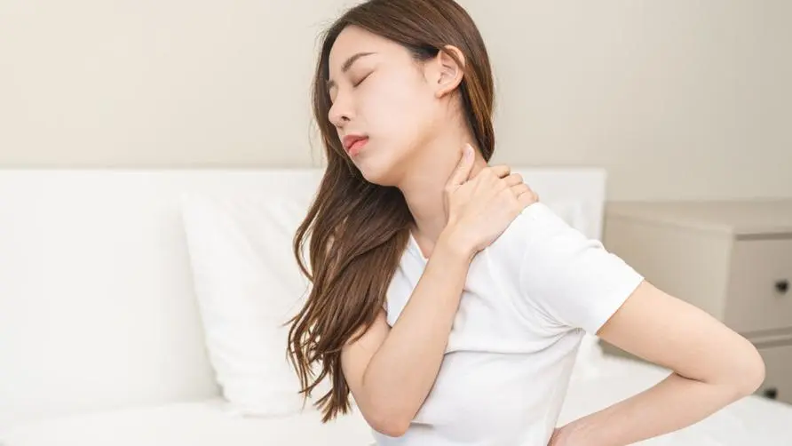 What should I do if I get a stiff neck when I wake up early in the morning? Should I apply ice or heat first? 4 medical tips to relieve pain and discomfort