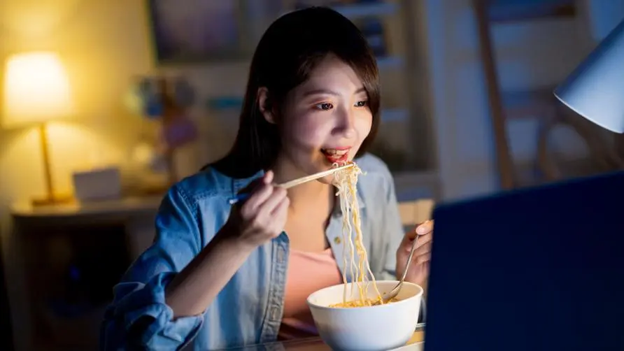 It's best to eat dinner early! Research: Eating dinner at 9 o'clock increases the risk of cerebrovascular disease by 28%. The longer the night fast, the healthier?