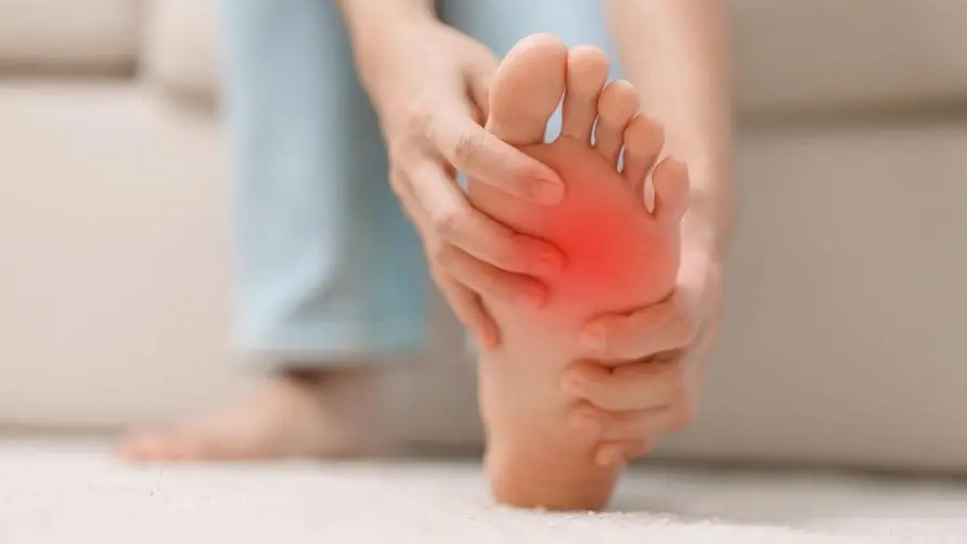 Is it more painful than stepping on Lego? Pain in your feet as soon as you get out of bed may be "plantar fasciitis"! Therapist: Those who stand for a long time must do "3 actions" every day for prevention