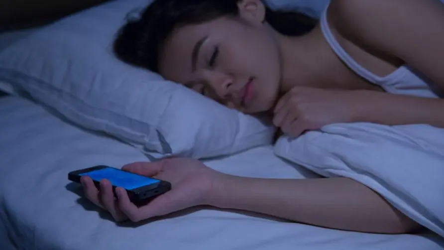 "Putting your phone next to your pillow" before going to bed will keep you from losing weight! Japanese expert: Electromagnetic waves may cause "mania" attacks