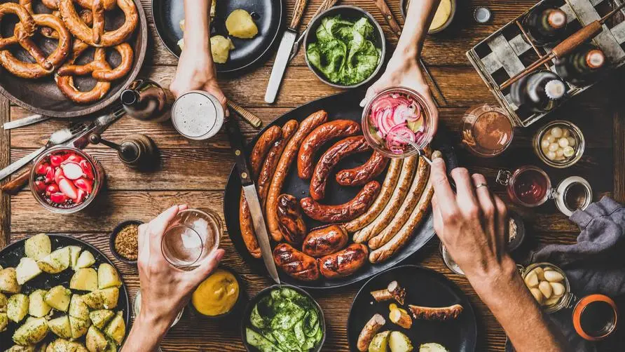 Sausage and bacon contain "nitrosamines". Will eating with protein cause colorectal cancer? Doctor: It's dangerous if you leave it for too long without eating