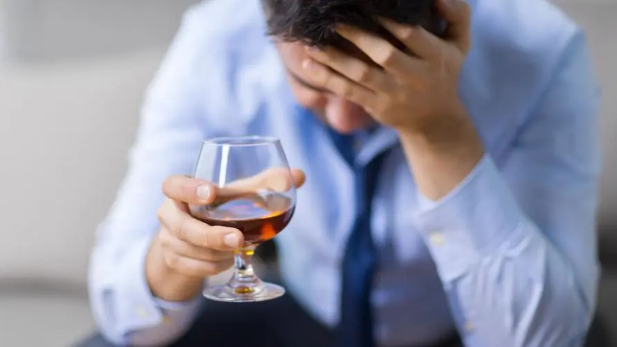 He was unemployed and drank to drown his sorrows. He drank until his liver had big bubbles! Medical warning: "Four major liver-damaging behaviors" can seriously lead to death