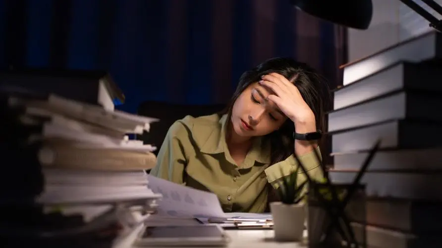 Working overtime is not only inefficient but also makes people "stupid"? Research confirms: memory and execution ability are worse than those who do not work overtime