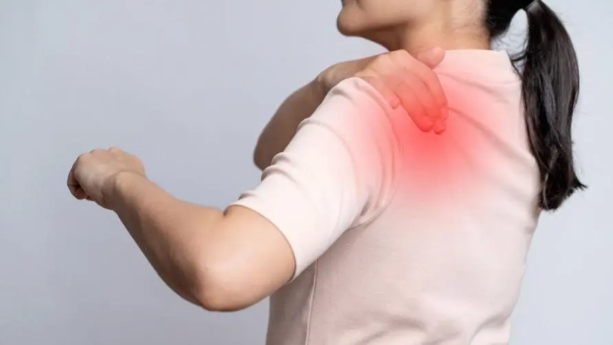 Worse than frozen shoulders? A 60-year-old woman\'s arms were weak and drooping. She went to the doctor and was shocked to find that she had a ruptured shoulder rotator tendon.