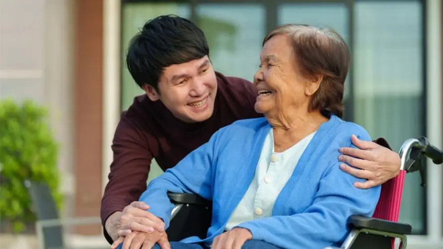 Xiaosun was worried that his grandma would not be able to communicate with the doctors and make an appointment for a hearing aid. He came to his house to spend Mother's Day with his grandma.